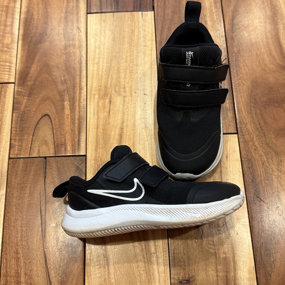 Nike Black Star Runner Sneakers